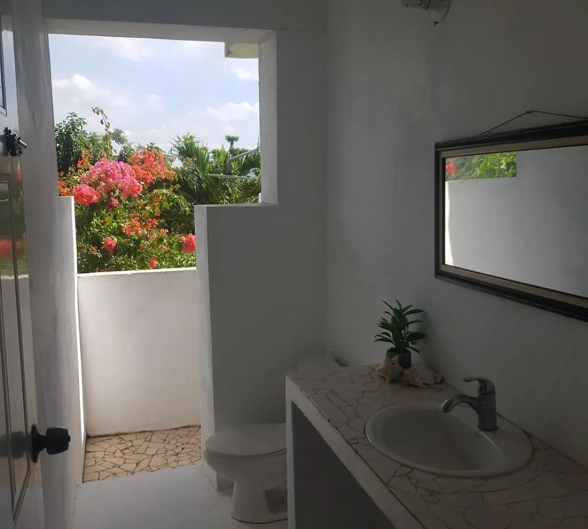 Private Hilltop - Garden Apartment - Orange Bay